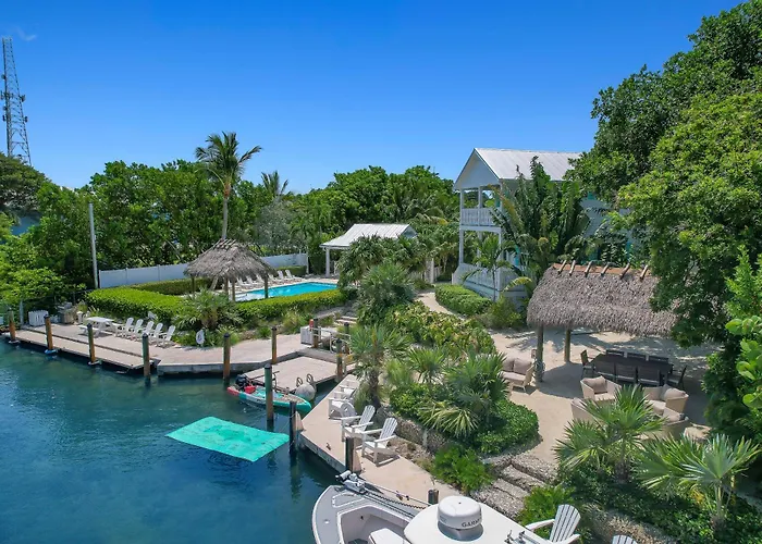 Isla Mirabelle - Waterfront Boutique Resort, Htd Pool, Dock, Walkable